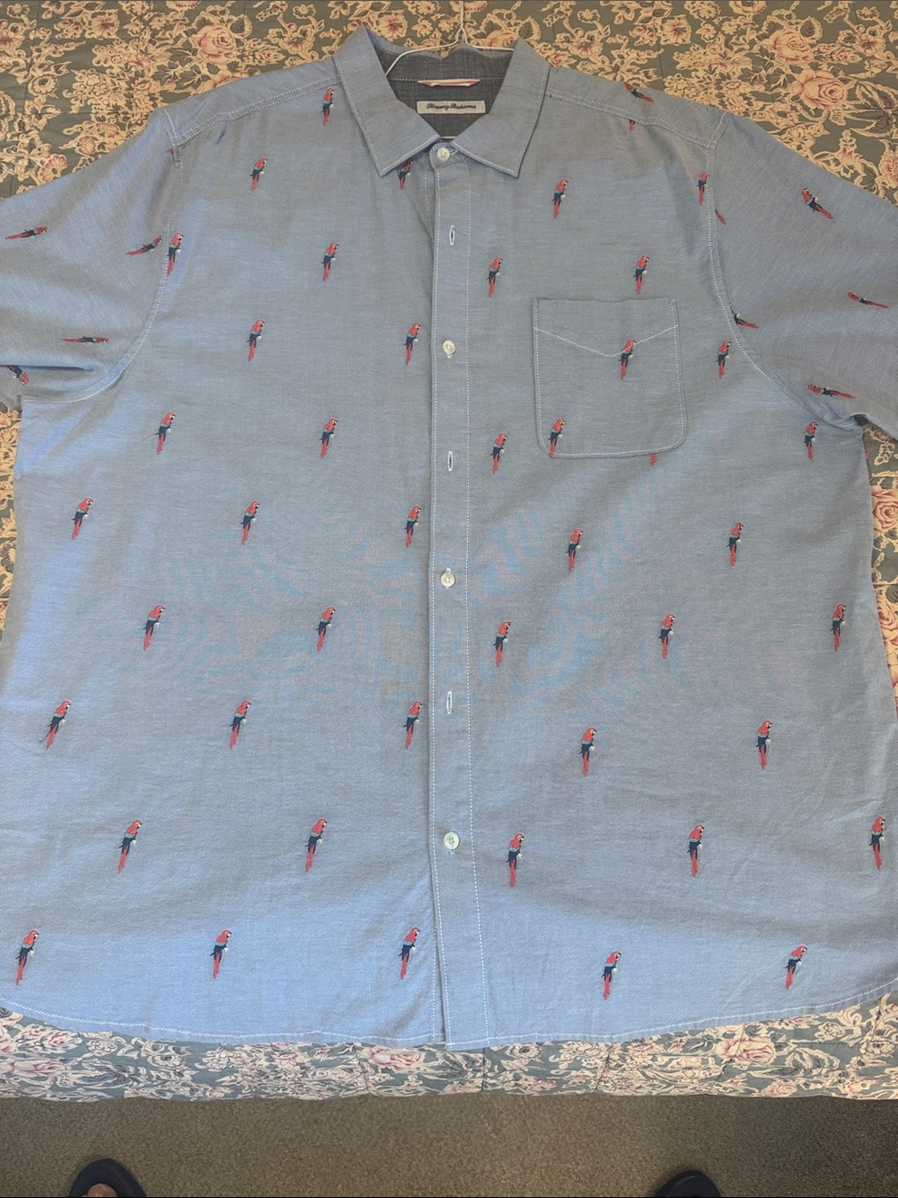 Tommy Bahama/XXL/Blue Chambray S/S Camp Shirt w/Embroidered Red & Blue Parrots